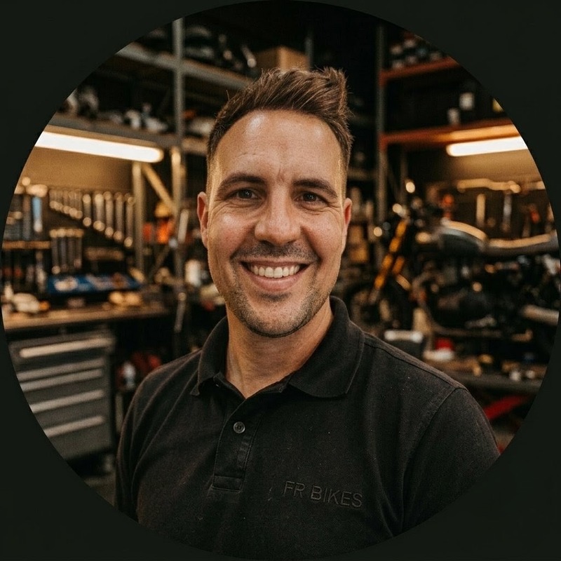 Raúl, fundador y jefe de taller de FR´Bikes, mecánico de competición en Madrid